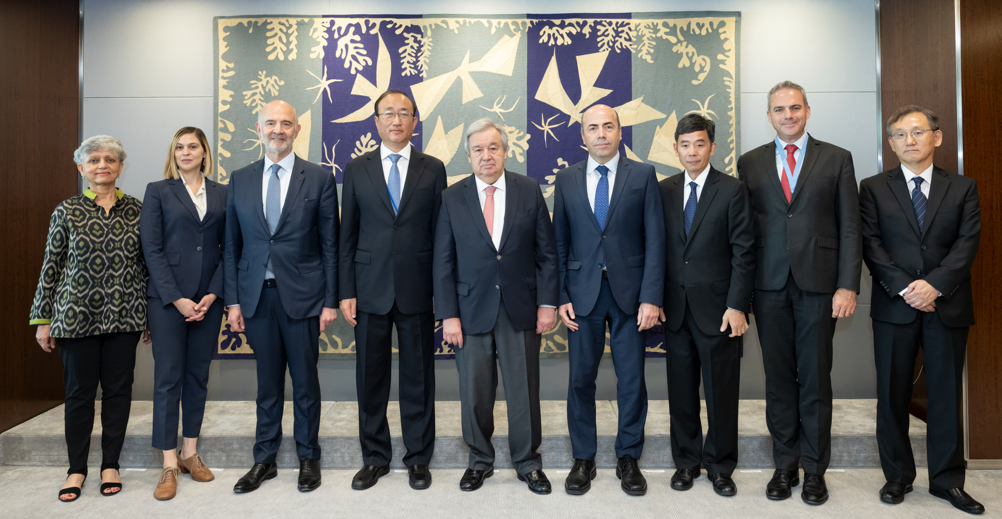 Le Secrétaire général António Guterres entouré des membres du Comité